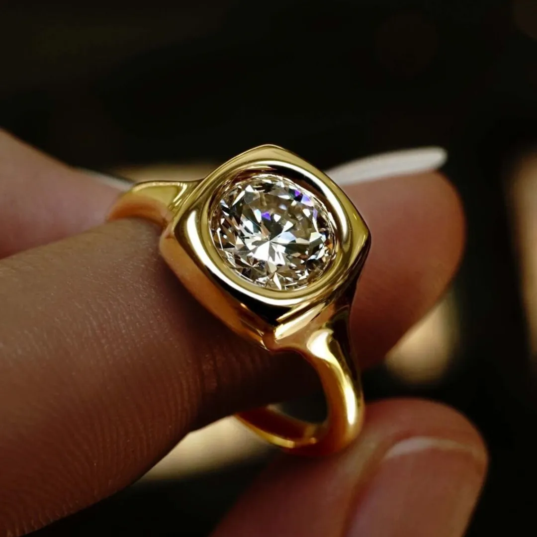 /public/photos/live/round cut bezel ring (2).webp